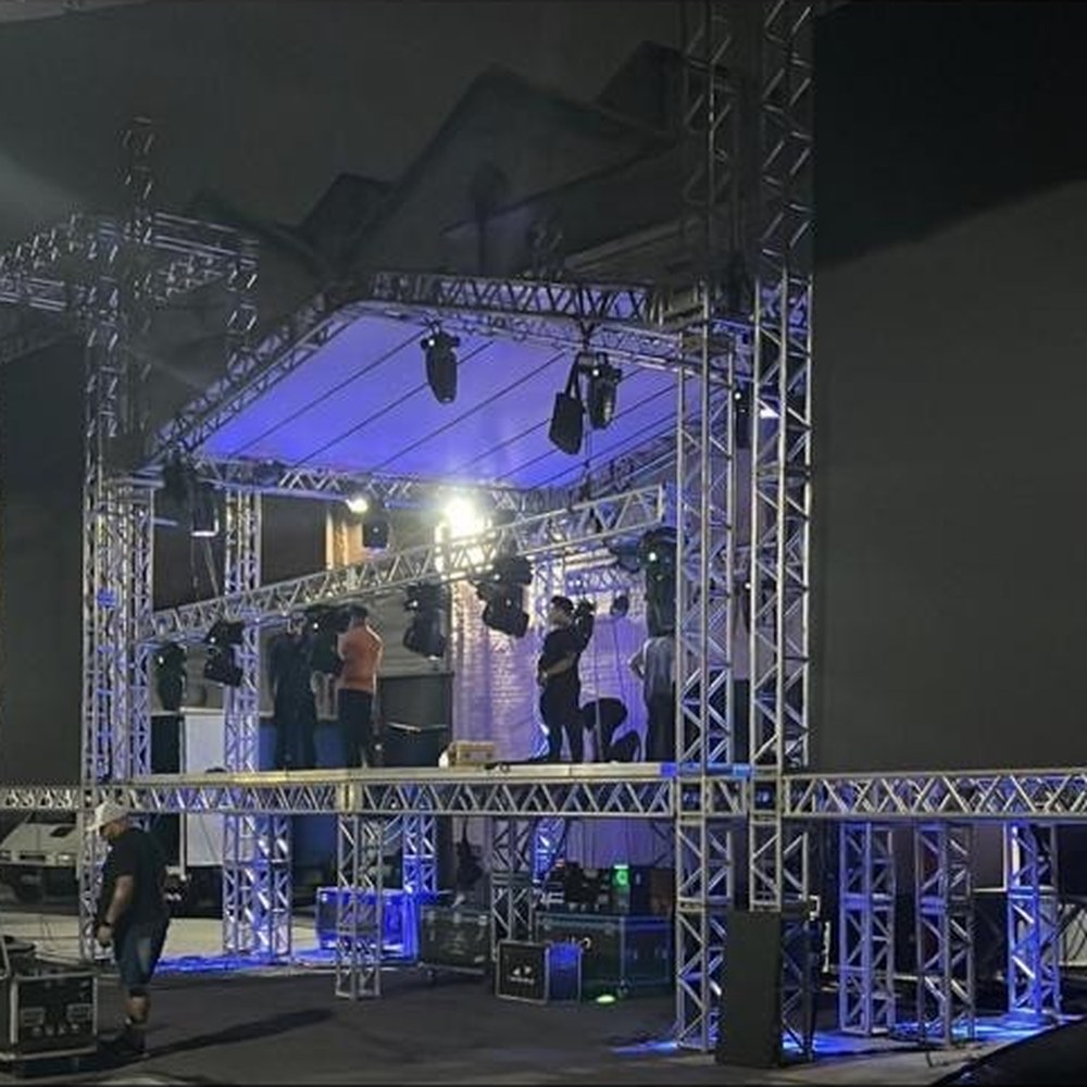 Estrutura de palco montada à noite com iluminação azul