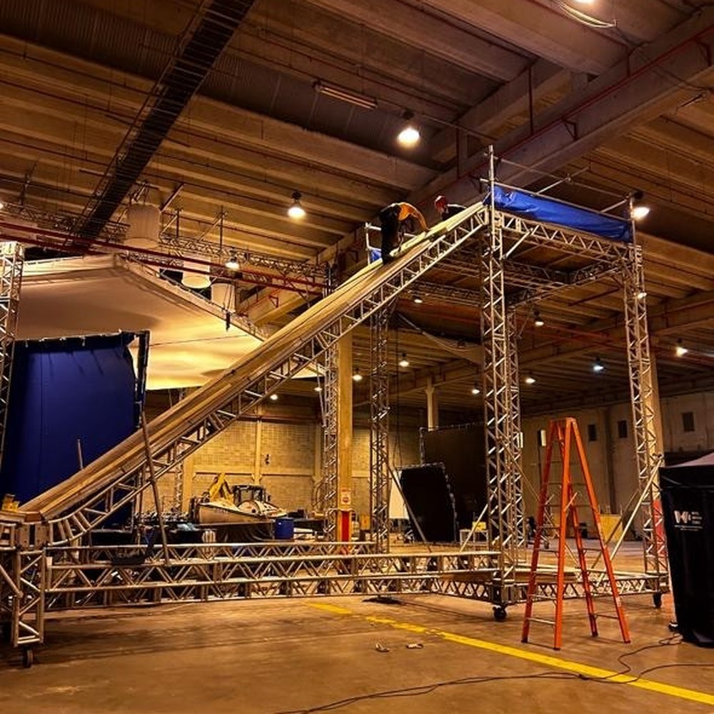 Rampa de truss sendo montada em galpão
